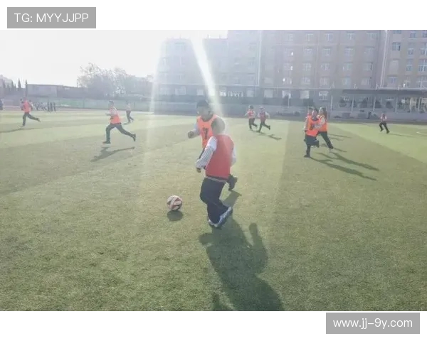 德清实验小学足球课：激发孩子运动兴趣培养团队协作精神